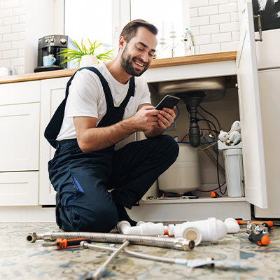 plumber in home to fix pipes